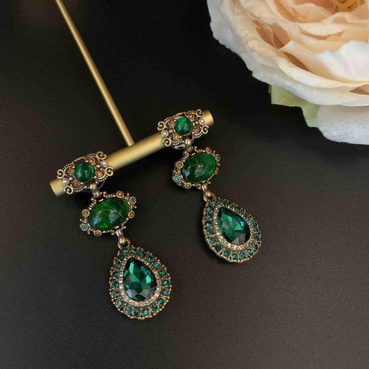 Vintage Green Glass Hollow Diamond-Studded Necklace, Bracelet and Earrings Set