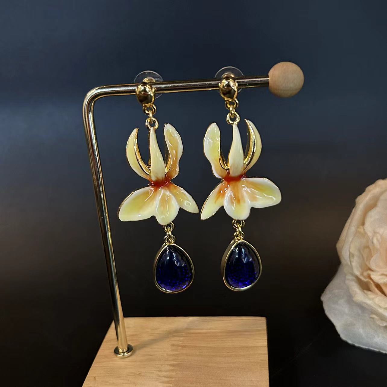 Vintage enamel tulip stud earrings vintage dopamine beaded necklace and earring set