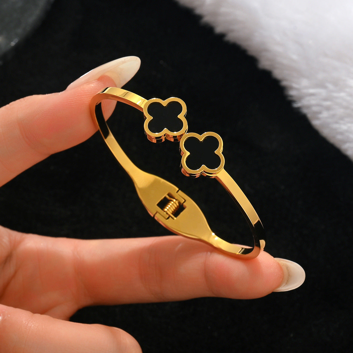 Clover Design Stainless steel 18k gold plated bangle,color-resistant bangle