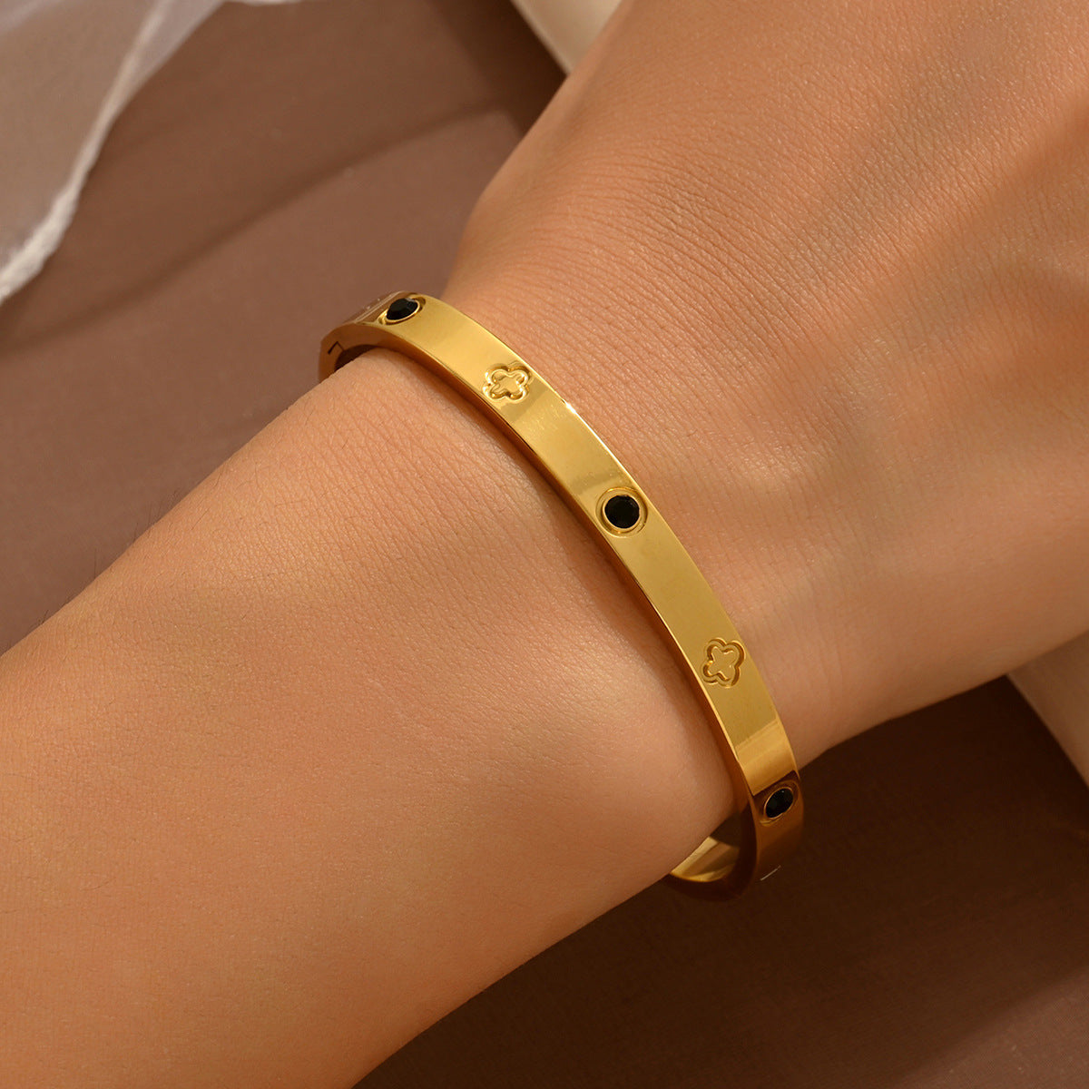 Clover Design Stainless steel 18k gold plated bangle,color-resistant bangle