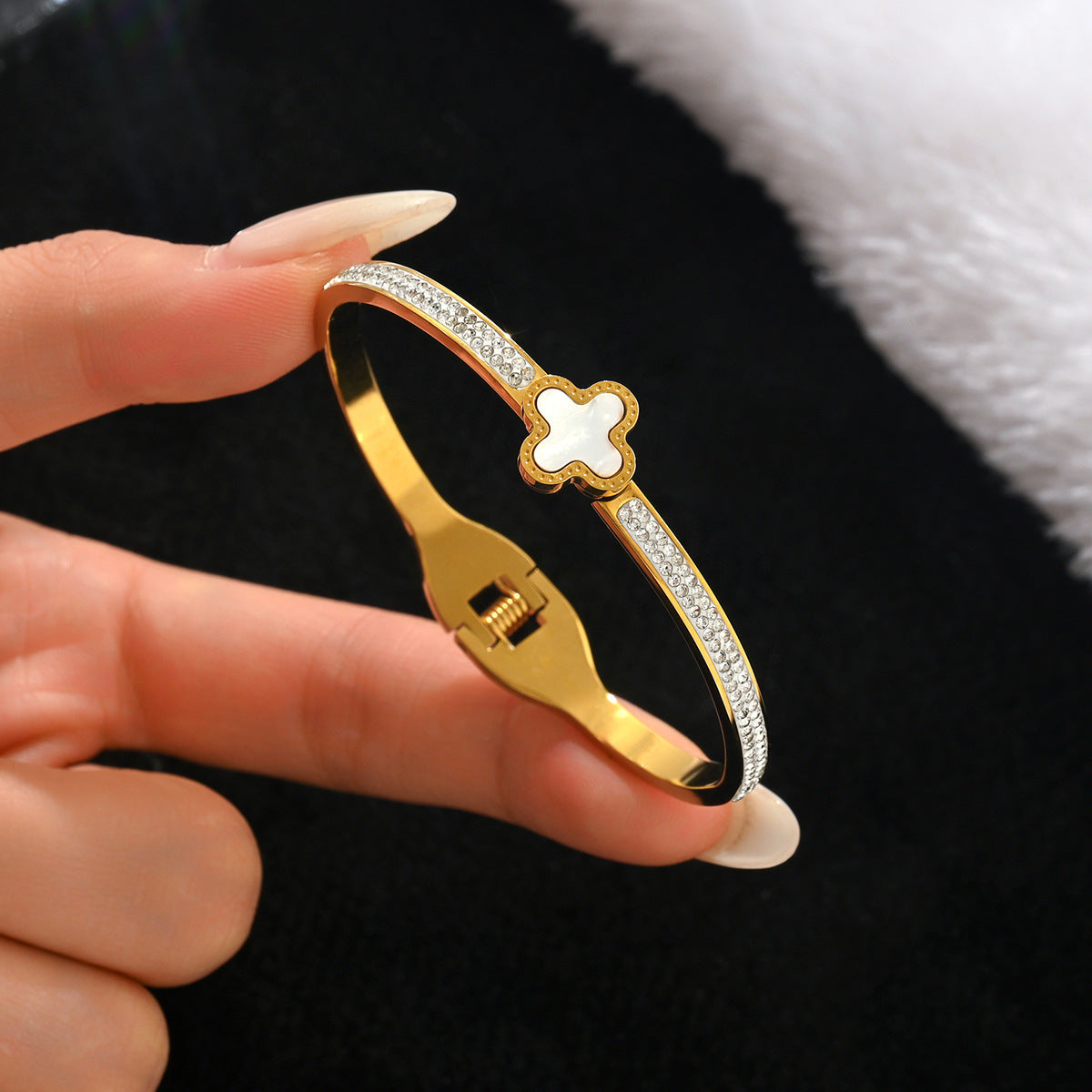 Clover Design Stainless steel 18k gold plated bangle,color-resistant bangle