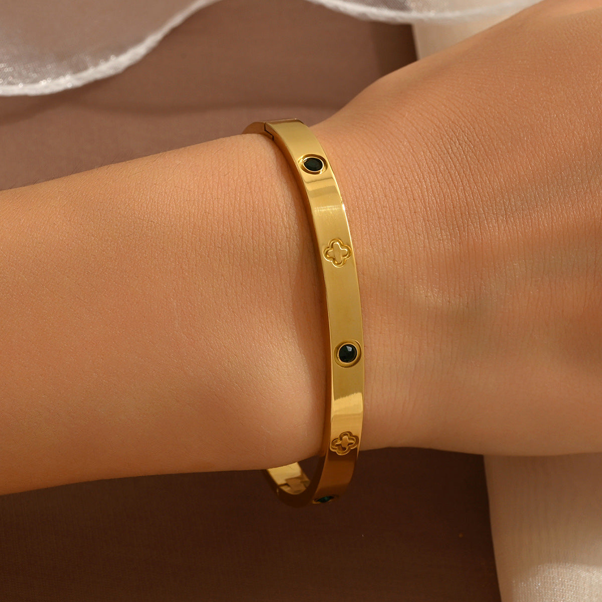 Clover Design Stainless steel 18k gold plated bangle,color-resistant bangle