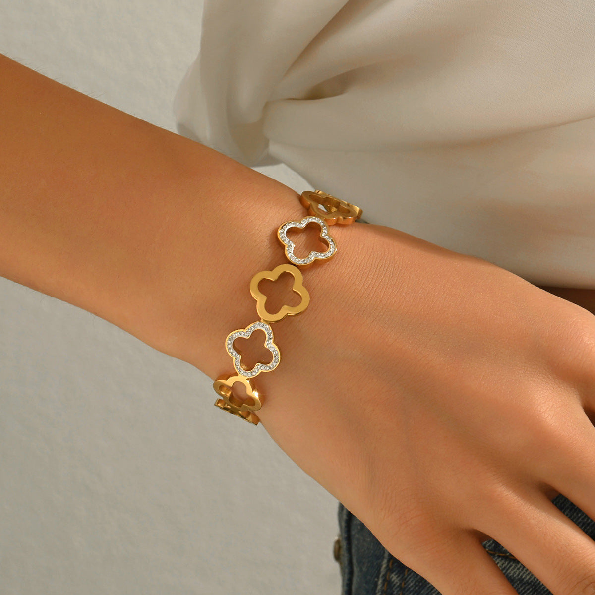 Clover Design Stainless steel 18k gold plated bangle,color-resistant bangle