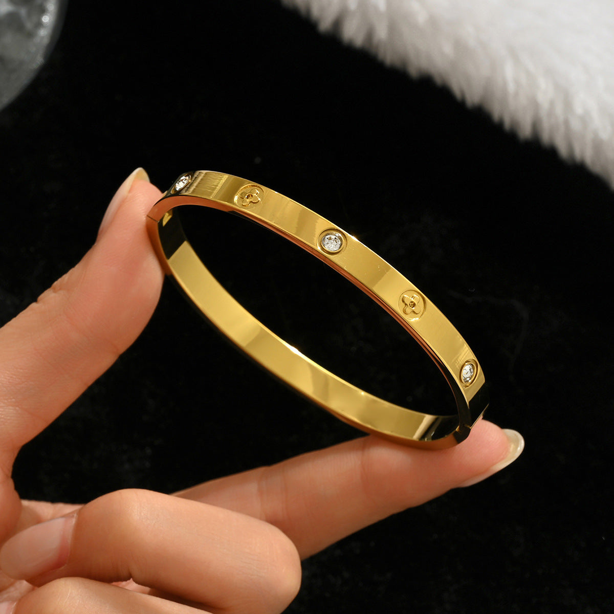 Clover Design Stainless steel 18k gold plated bangle,color-resistant bangle