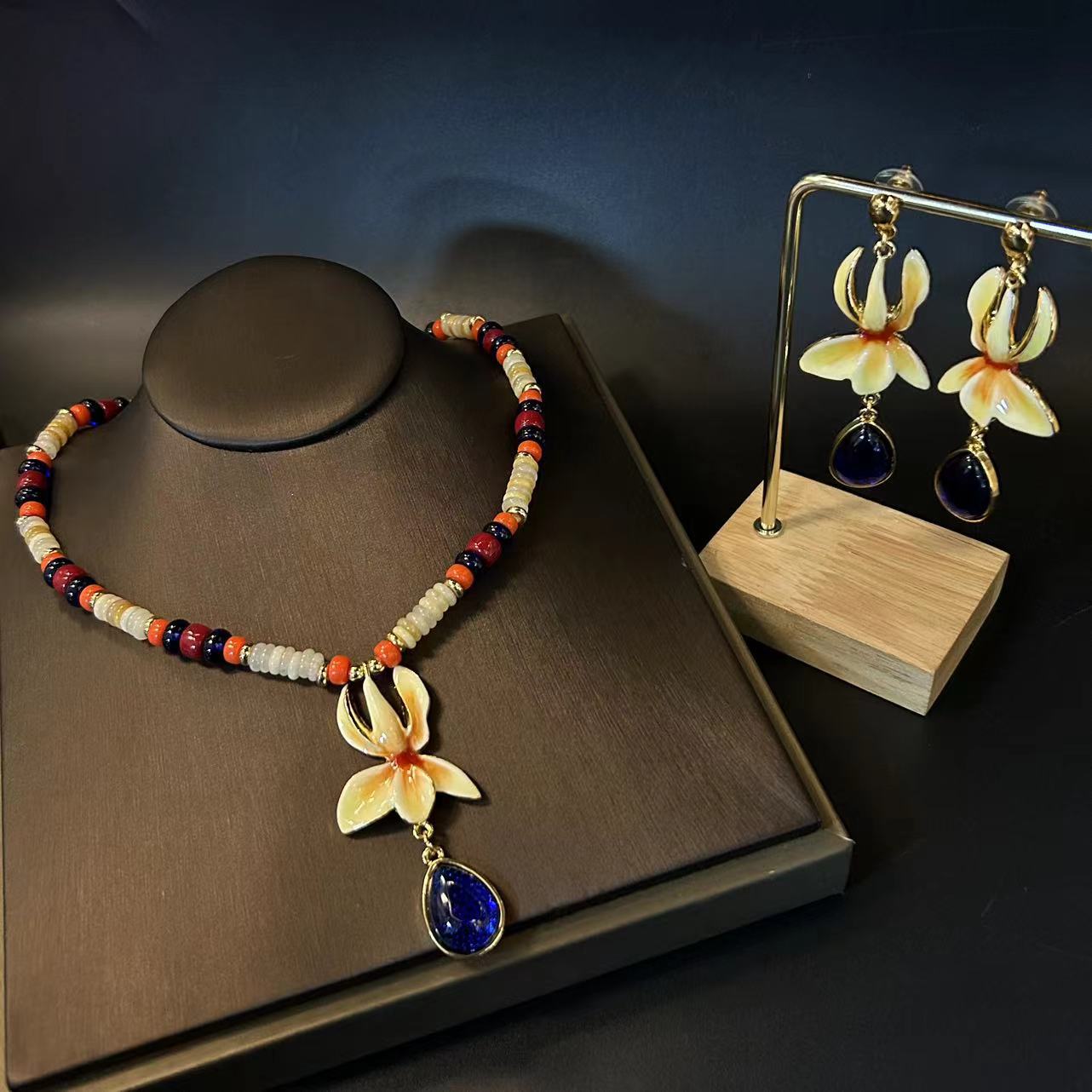 Vintage enamel tulip stud earrings vintage dopamine beaded necklace and earring set